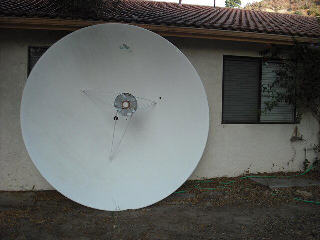 dish against hoiuse.JPG