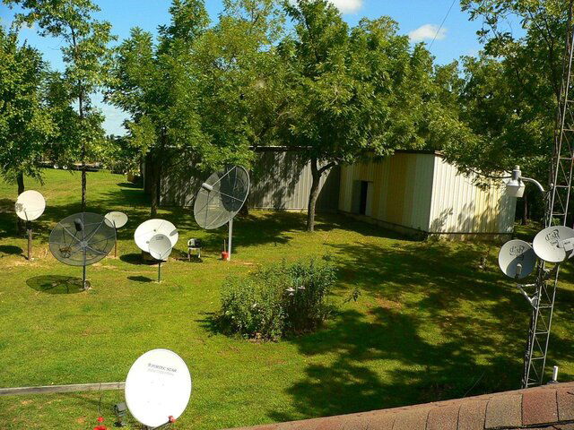 Sat 9 dish roof view Aug-09.JPG