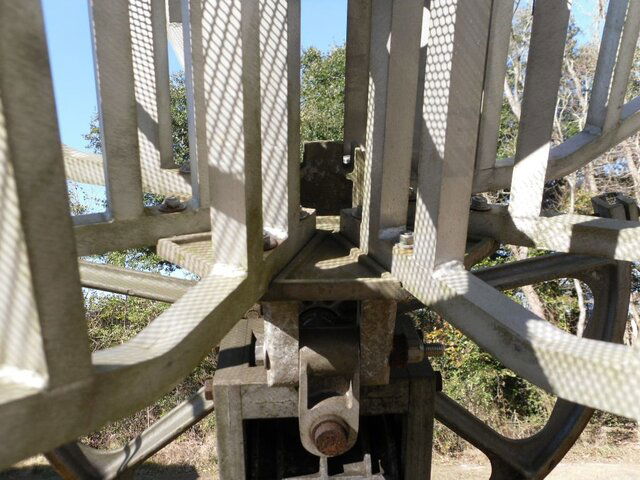 Bottom plate bolts.jpg