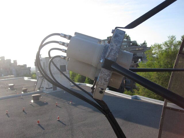 sateliite two lnb 010.JPG sateliite two lnb 010.JPG
