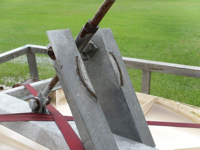 Broken welds on Mount.JPG