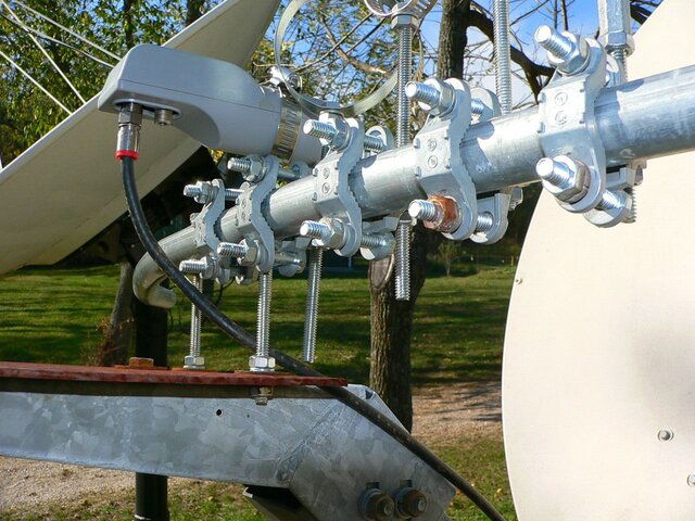 Sat Prod 1.8 Multi-LNBF Holder Closeup5.JPG