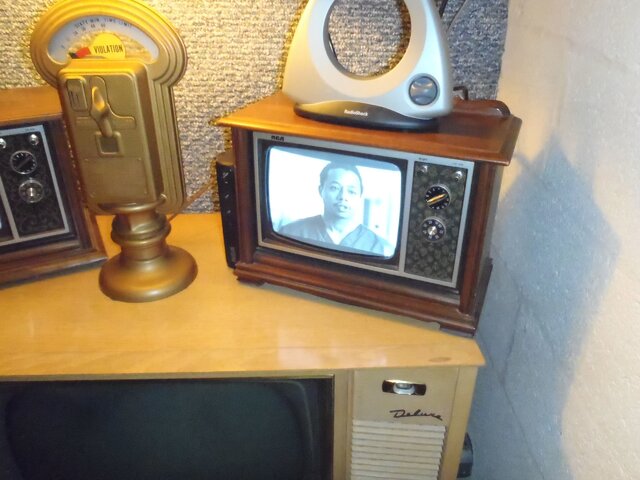 RCA SMALL CONSOLE 1.jpg