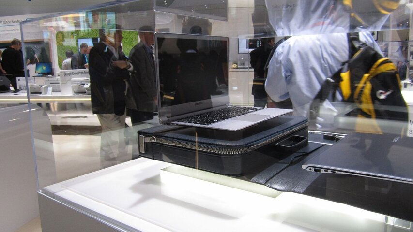 Samsung Series 9 notebook 15 thin.JPG