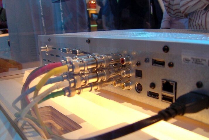 ces-02-directv-plus-hd-dvr.jpg