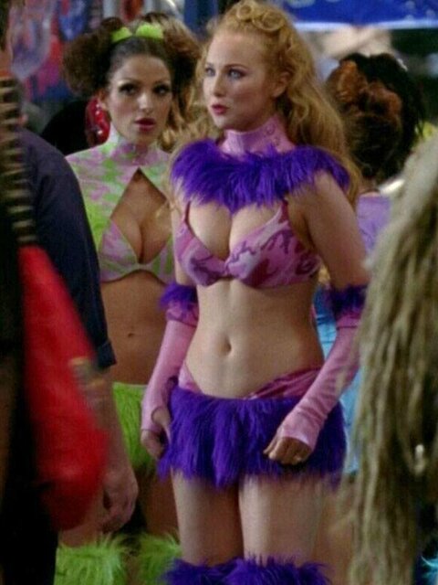 molly-quinn-in-a-bikini-top-on-show-castle-01.jpg