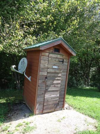 outhouse 1.jpg
